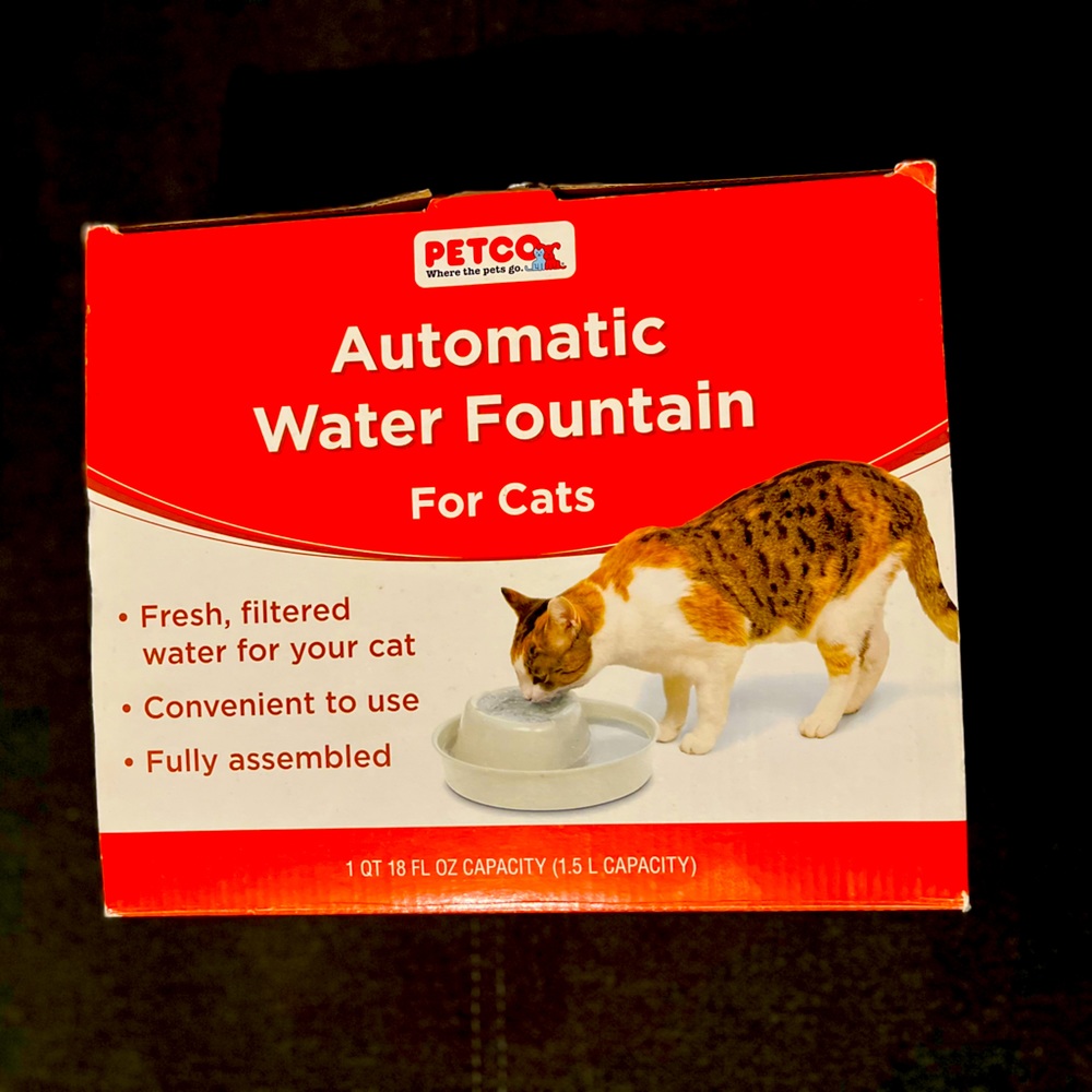 1Qt. 18fl oz capacity automatic water fountain for cats.